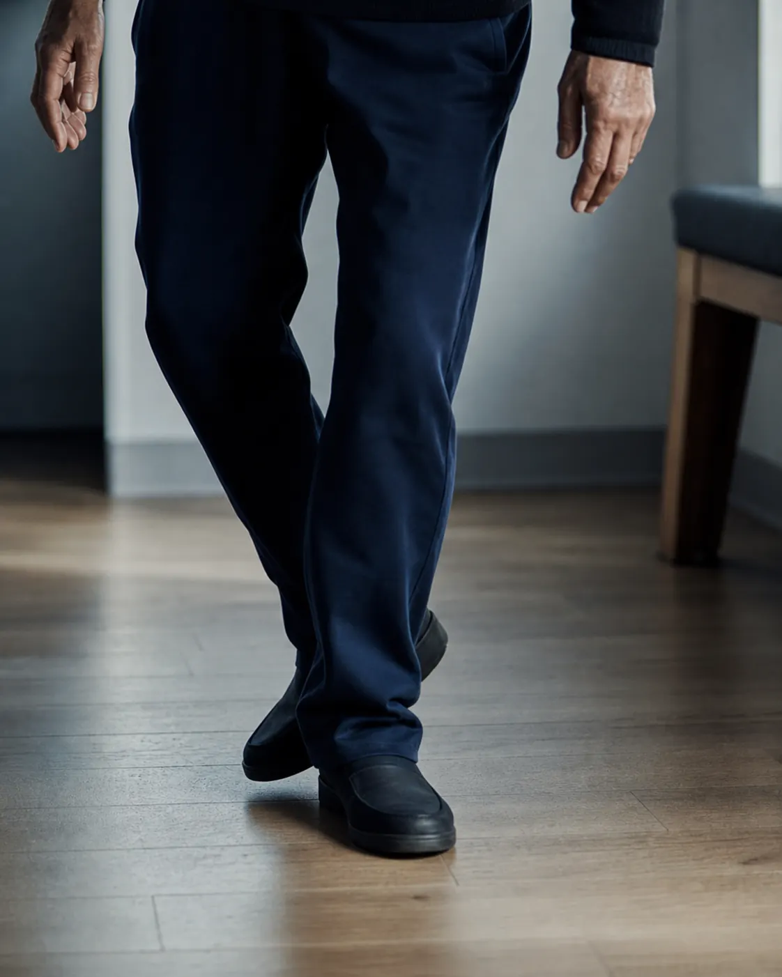 Personne atteinte de la maladie de Parkinson observée pendant la marche